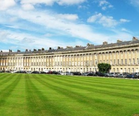 Stunning Royal Crescent Apartment with 3 Bedrooms