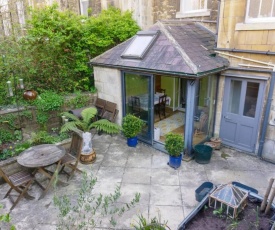 Beautiful and Cosy Garden Flat with Free Parking