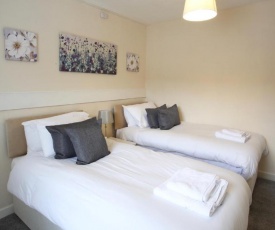 Free parking, Cosy House in the Center of Taunton! Sleeps 6 people!