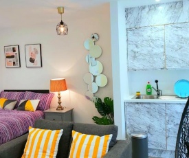 Great Studio Serviced Apartments - Netflix, Wifi, Digital TV