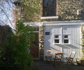 Old Coach House. Self-contained. Private. Parking