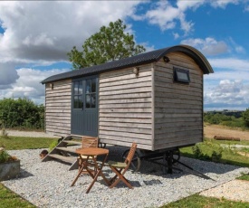 Cosy Secluded Cotswold Shepherds Hut with Shower