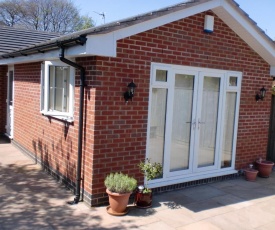 Quiet, cosy annexe room