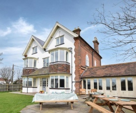 Aldeburgh Villa Sleeps 14 with WiFi