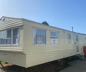 Stunning 2-Bed Sleeps 6 Caravan in Felixstow