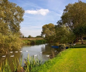 Cherbridge Lodges - Riverside lodges, short lets (business or holidays)