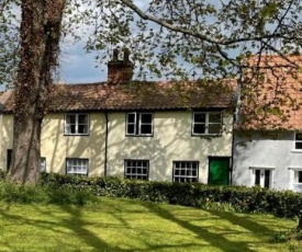 Charming Town Centre Character Cottage With Parking