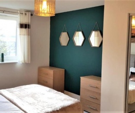 Catchpole Stays - Ipswich Marina Retreat- A lovely 2 bed, 2 bathroom apartment overlooking the Marina