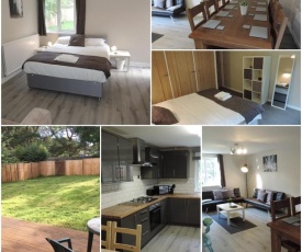 5 Bed Camberley Airport Accommodation