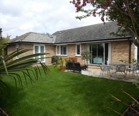 Luxury 4 Bed 3 Bathroom Bungalow , South West of London, The Dapples