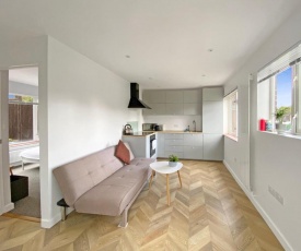 Pass the Keys Modern, Spacious 3BR Home in Guildford, sleeps 6