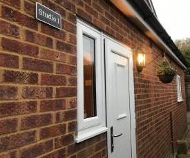 Studio-1-Staines/Heathrow/London-own entrance