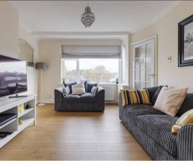 Modern 4 bedroom house in Heathrow, London