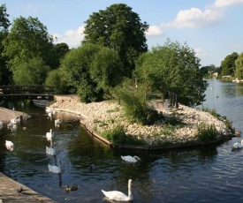 Craigwell - Detached house Staines opposite the River Thames 1 mile to Thorpe Park Resort