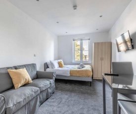 MODERN APARTMENT ON EGHAM HIGH ST and CLOSE TO ROYAL HOLLOWAY