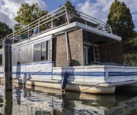 Riverscapes heated house-boat plus hot tub