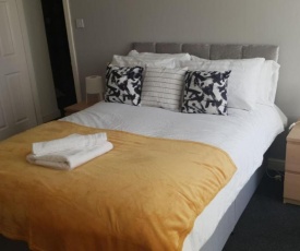 Gateshead's Amethyst 3 Bedroom Apt, Sleeps 6 Guests