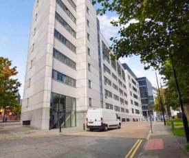 Dwell Living - Modern City Centre Apartment Private Parking Space