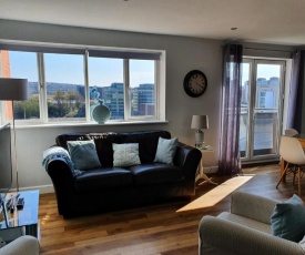 Modern 2 Bedroom apartment with River Views