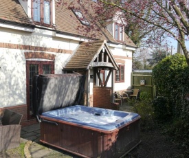 Measure Cottage - Sleeps 5 - Private Hot tub and garden