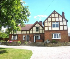 Arden Hill Farmhouse with Hot Tub and Snooker Table