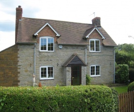 Macbeth Cottage - Sleeps up to 6 - HOT TUB