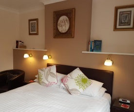 Penryn Guest House, ensuite rooms, free parking and free wifi