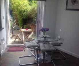 Oakleigh 1 bed garden view apartment