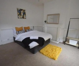 SPACIOUS TERRACED HOME CLOSE TO NUNEATON SLEEPS 7