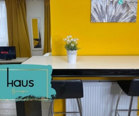 Haus Apartments Studio with Parking