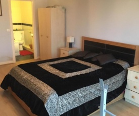 Spacious & Modern Apartment, Central, Sleeps 2+2