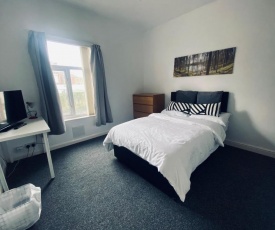 Large 4-Bed House Coventry City Centre