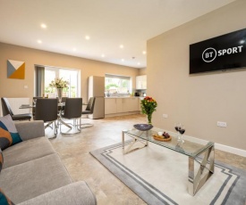 Blossom House - Deluxe 5-Bed in Solihull Close to JLR, NEC & Airport