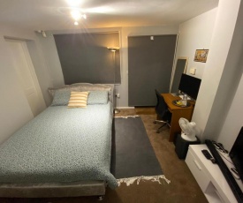 Ensuite 1Bedroom with Kingsize Bed 45 Charlemont Crescent,West Bromwich, B71 3DA