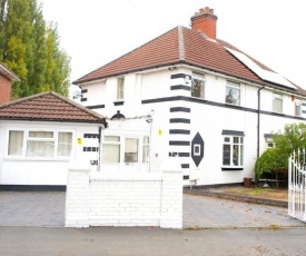 Large & Comfy House in Birmingham, 4 Bedroom,Secured Free parking ,Free wifi