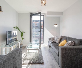 NEW BUILD - 2 Bed Snug Modern Apartment - Juliet Balcony - ROOF TOP TERRACE - Digbeth, Birmingham City Centre - FREE NETFLIX & SMART TV