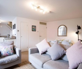 Central Stylish Apartment-Short & Long-term Stays