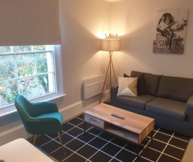 Charming Luxe 1 Bedroom Apartment, Cowley