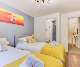 Comfortable GF Apartment sleeps 4-6 great for contractors with private parking by Sussex Short Lets