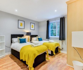 Comfortable ground floor flat sleeps 4-6 with private parking by Sussex Short Lets