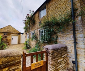 Willow Cottage in pretty Oxfordshire Cotswold village