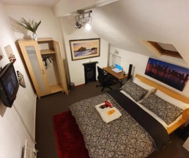 ** Deluxe Double room perfect for leisure & work**