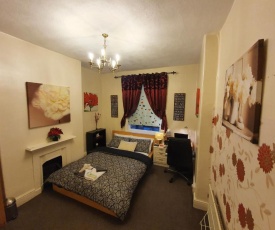 ** Lovely & Cosy deluxe double bedroom + parking**