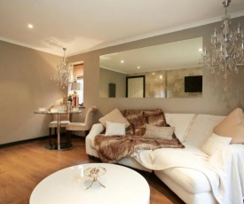 Pearl Cottage Leeds- detached two bed cottage, large private gardens inc FREE CosySpa hot tub