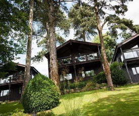 A detached timber lodge with Lake Views, Xmas Week.