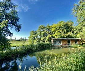 Secluded, New Forest Riverside Lodge