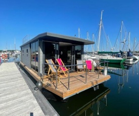 'Cloud 9' Modern Floating Apartment 2 Miles South of Cowes