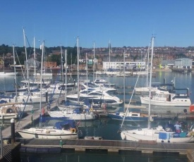 Marina flat with fab view, South Facing Balcony, Private Parking and Wifi