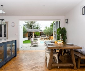 The Poplars Town House in Cowes with heated pool