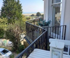 Wight On The Beach, Slps4, Stylish Apartment, Balcony with Sea Views